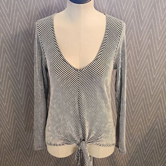 Nwt Juniors Caution to the wind black & white striped tie bottom top size Large. - Picture 3 of 16